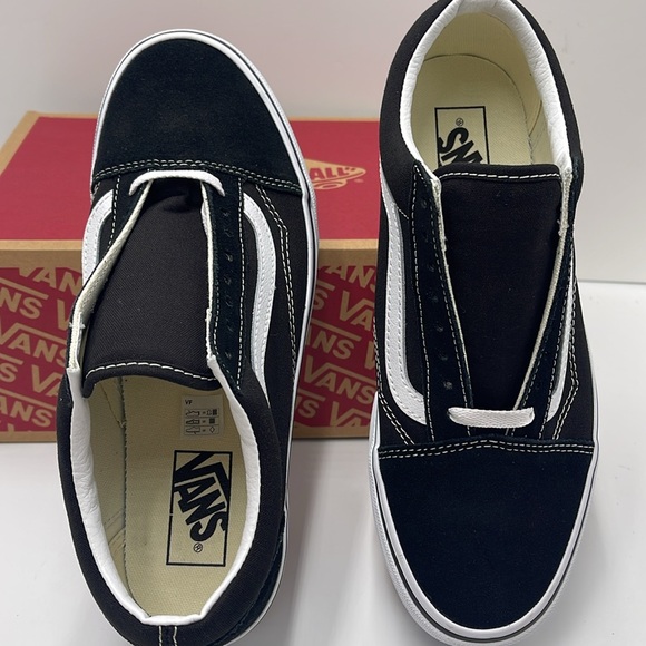 Vans Women’s Old Skool Stackform Suede/Canvas Black/True W
VN0A7Q5M6BT
Platforms - Picture 12 of 16